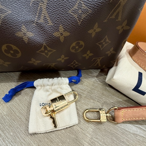 Authentic Louis Vuitton Monogram Speedy Bandouliere 40 - Picture 3 of 16